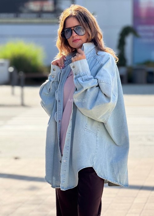 Jasna denimowa katana damska oversize z dużymi, okrągłymi guzikami, długie rękawy, nowoczesny streetwearowy styl