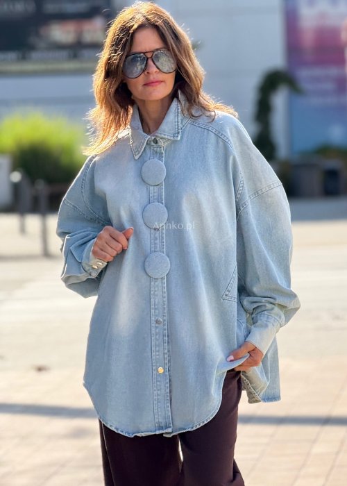 Jasna denimowa katana damska oversize z dużymi, okrągłymi guzikami, długie rękawy, nowoczesny streetwearowy styl