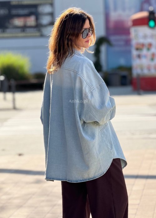 Jasna denimowa katana damska oversize z dużymi, okrągłymi guzikami, długie rękawy, nowoczesny streetwearowy styl