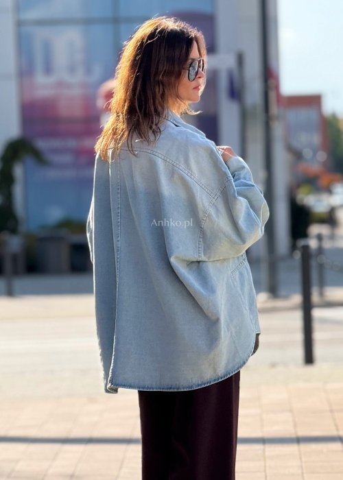 Jasna denimowa katana damska oversize z dużymi, okrągłymi guzikami, długie rękawy, nowoczesny streetwearowy styl