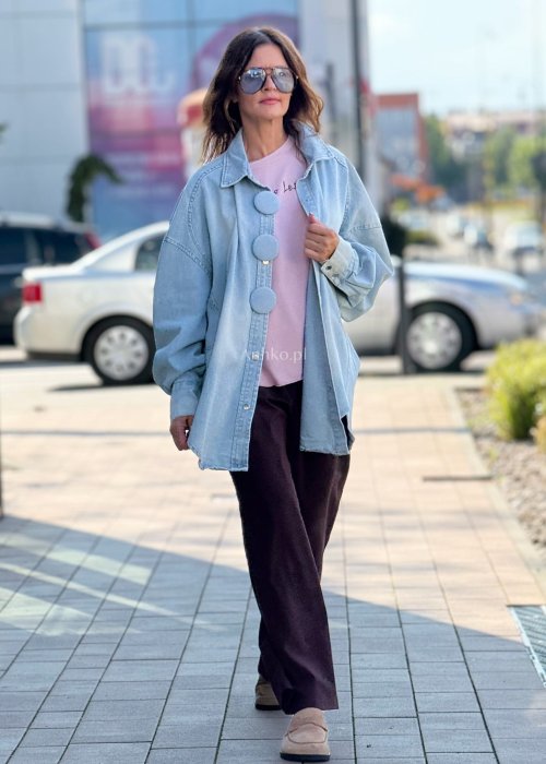 Jasna denimowa katana damska oversize z dużymi, okrągłymi guzikami, długie rękawy, nowoczesny streetwearowy styl