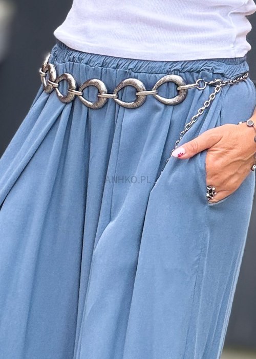 Srebrny pasek łańcuszkowy z dużymi okrągłymi ogniwami, modny dodatek w stylu boho do letnich stylizacji