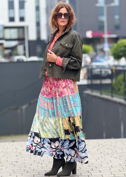 Krótka kurtka damska w kolorze khaki z kieszeniami i ozdobnym haftem, casualowy styl idealny do boho spódnic