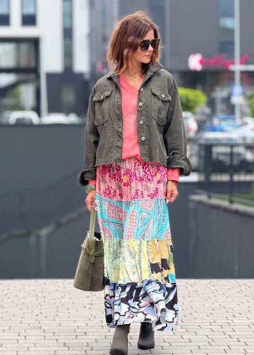 Krótka kurtka damska w kolorze khaki z kieszeniami i ozdobnym haftem, casualowy styl idealny do boho spódnic