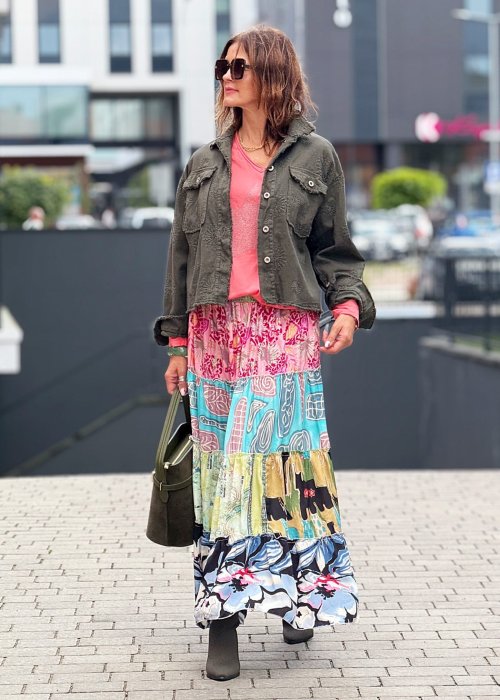 Krótka kurtka damska w kolorze khaki z kieszeniami i ozdobnym haftem, casualowy styl idealny do boho spódnic