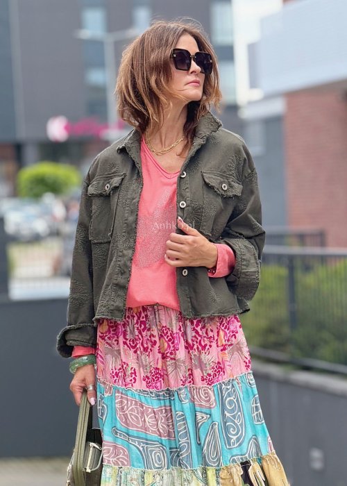 Krótka kurtka damska w kolorze khaki z kieszeniami i ozdobnym haftem, casualowy styl idealny do boho spódnic