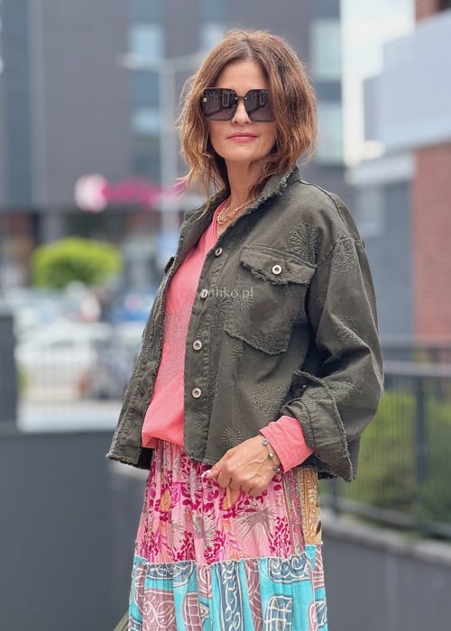 Krótka kurtka damska w kolorze khaki z kieszeniami i ozdobnym haftem, casualowy styl idealny do boho spódnic