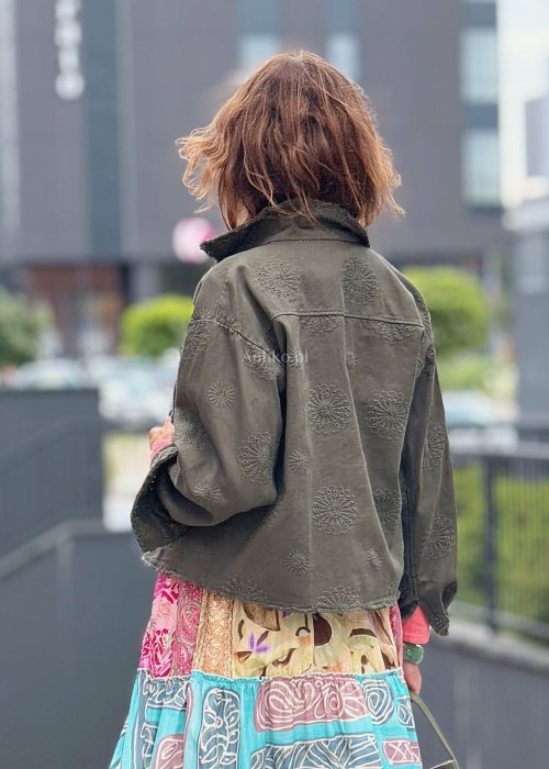 Krótka kurtka damska w kolorze khaki z kieszeniami i ozdobnym haftem, casualowy styl idealny do boho spódnic