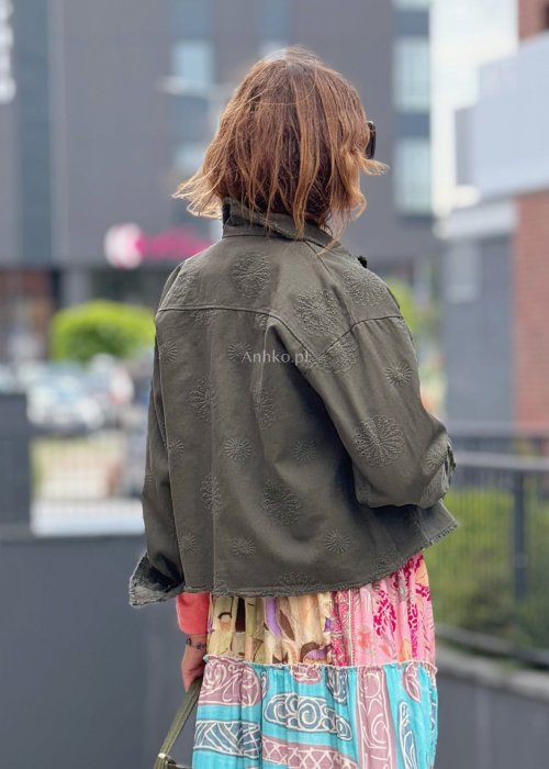 Krótka kurtka damska w kolorze khaki z kieszeniami i ozdobnym haftem, casualowy styl idealny do boho spódnic