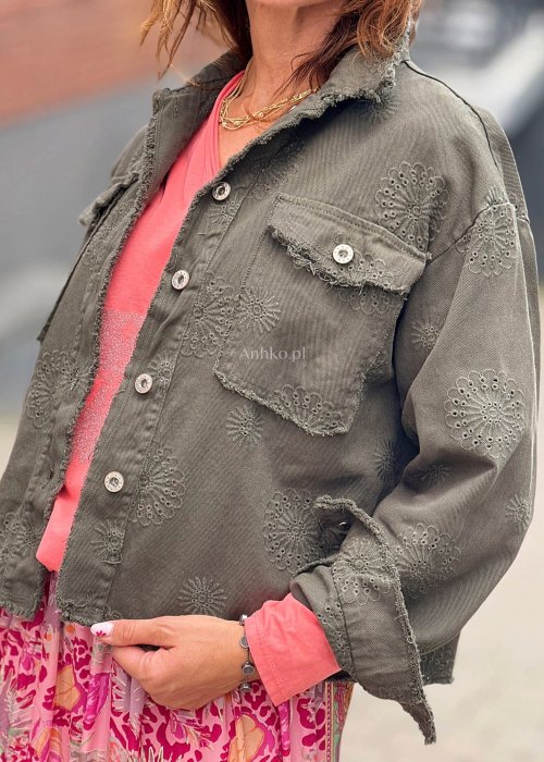 Krótka kurtka damska w kolorze khaki z kieszeniami i ozdobnym haftem, casualowy styl idealny do boho spódnic