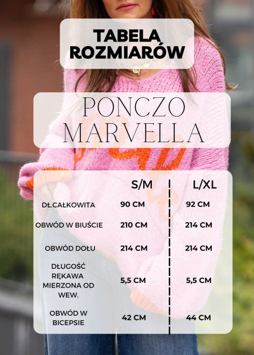 Damskie ponczo w kolorze camelowym z czarnymi wzorami w formie kwiatowych konturów, wykończone czarnym golfem i rękawami.