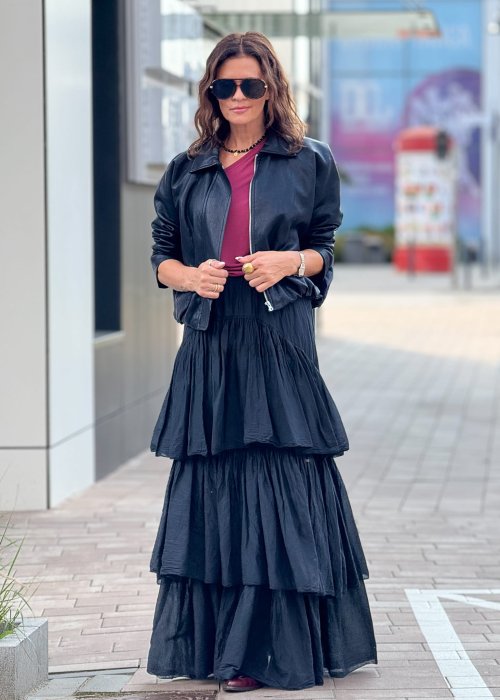 Czarna krótka kurtka damska z długim rękawem i kołnierzem, wykonana ze skóry ekologicznej, styl minimalistyczny