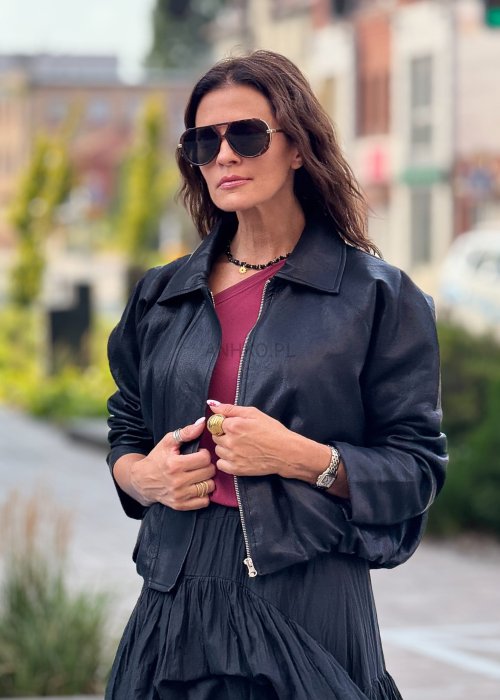 Czarna krótka kurtka damska z długim rękawem i kołnierzem, wykonana ze skóry ekologicznej, styl minimalistyczny