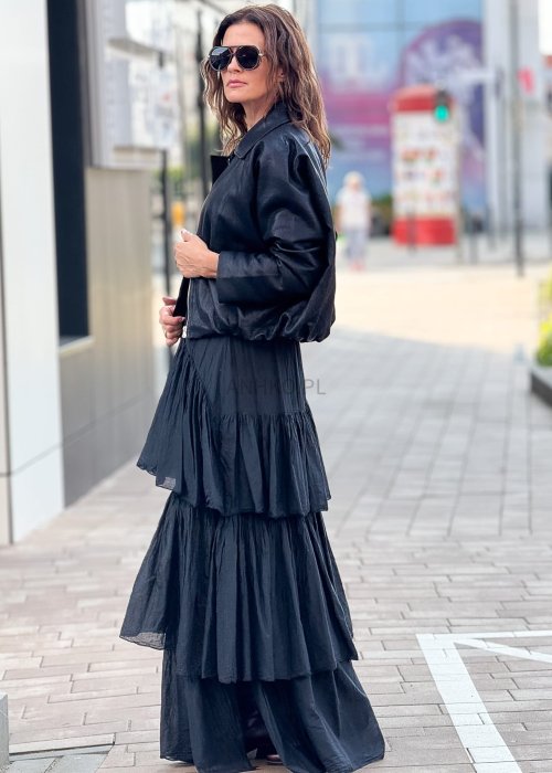 Czarna krótka kurtka damska z długim rękawem i kołnierzem, wykonana ze skóry ekologicznej, styl minimalistyczny