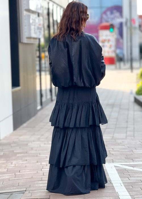 Czarna krótka kurtka damska z długim rękawem i kołnierzem, wykonana ze skóry ekologicznej, styl minimalistyczny