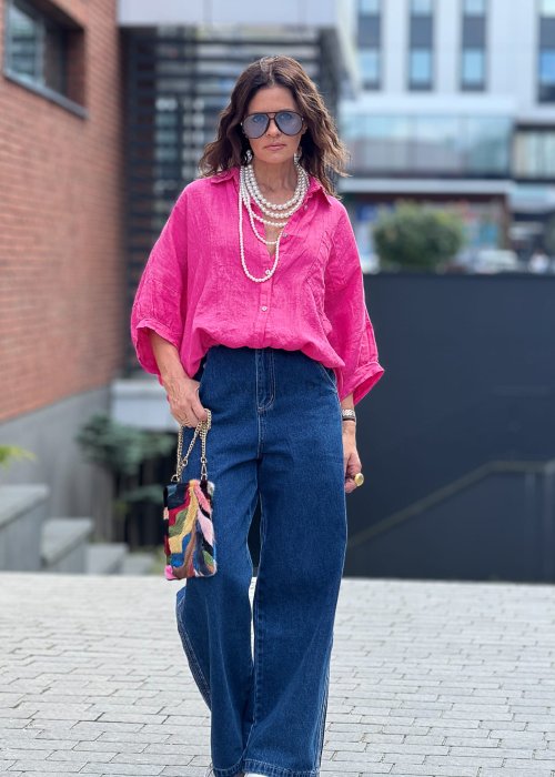 Różowa koszula lniana oversize z kołnierzykiem i długim rękawem, lekka tkanina, styl casual boho