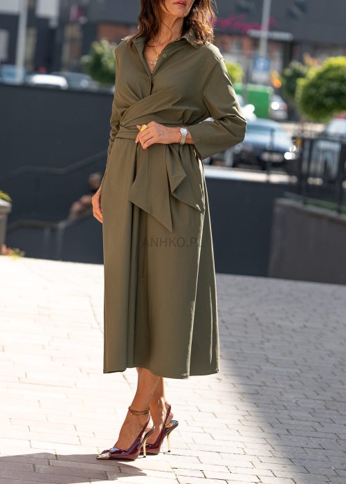 Damska sukienka midi w kolorze khaki z wiązaniem w talii i dekoltem V, zapinana na guziki do połowy. Model o luźnym kroju i eleganckiej, nowoczesnej formie.