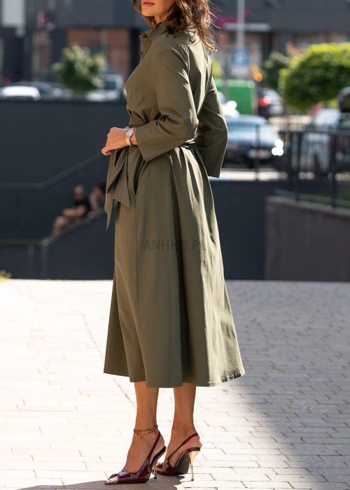 Damska sukienka midi w kolorze khaki z wiązaniem w talii i dekoltem V, zapinana na guziki do połowy. Model o luźnym kroju i eleganckiej, nowoczesnej formie.