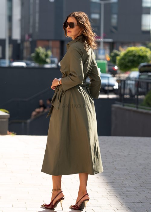 Damska sukienka midi w kolorze khaki z wiązaniem w talii i dekoltem V, zapinana na guziki do połowy. Model o luźnym kroju i eleganckiej, nowoczesnej formie.