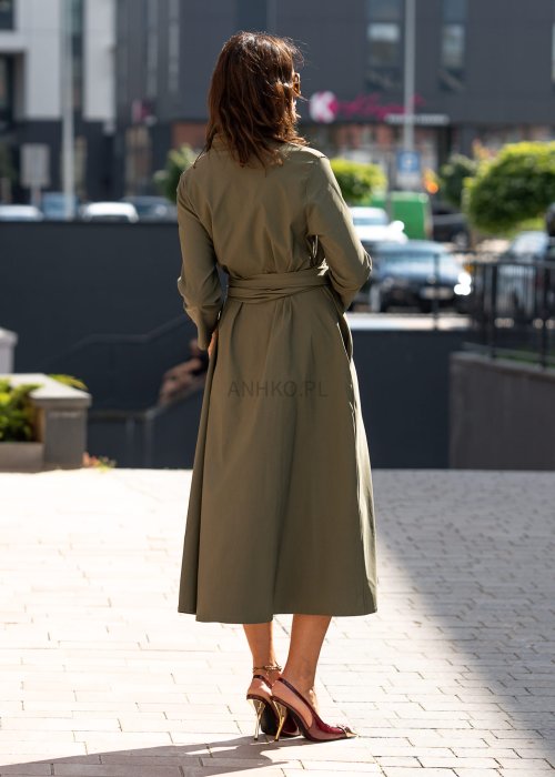 Damska sukienka midi w kolorze khaki z wiązaniem w talii i dekoltem V, zapinana na guziki do połowy. Model o luźnym kroju i eleganckiej, nowoczesnej formie.