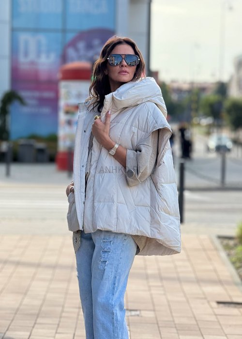 Beżowa pikowana kamizelka damska oversize z kapturem, zapinana na napy, styl casual na chłodniejsze dni