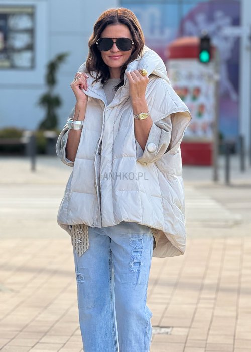 Beżowa pikowana kamizelka damska oversize z kapturem, zapinana na napy, styl casual na chłodniejsze dni