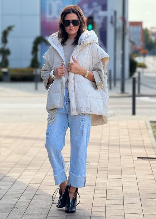 Beżowa pikowana kamizelka damska oversize z kapturem, zapinana na napy, styl casual na chłodniejsze dni