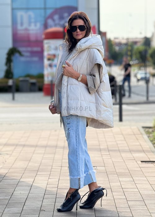 Beżowa pikowana kamizelka damska oversize z kapturem, zapinana na napy, styl casual na chłodniejsze dni