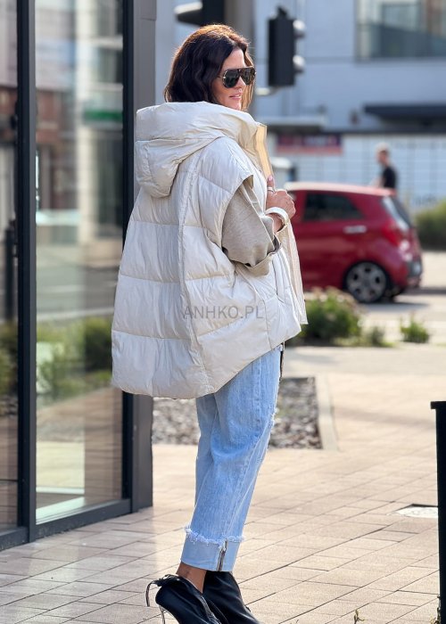 Beżowa pikowana kamizelka damska oversize z kapturem, zapinana na napy, styl casual na chłodniejsze dni