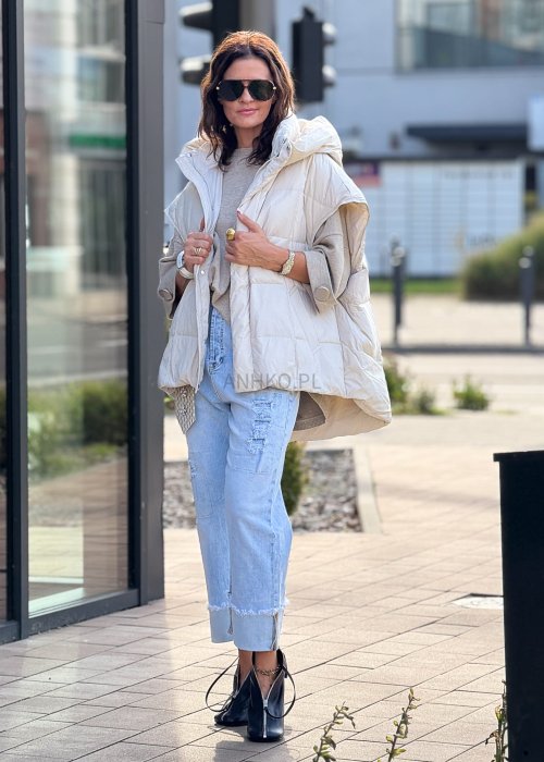 Beżowa pikowana kamizelka damska oversize z kapturem, zapinana na napy, styl casual na chłodniejsze dni