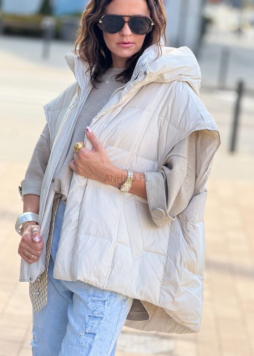 Beżowa pikowana kamizelka damska oversize z kapturem, zapinana na napy, styl casual na chłodniejsze dni