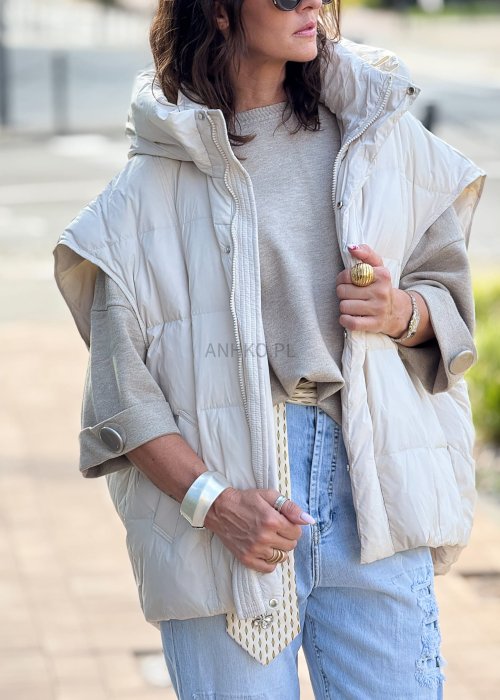 Beżowa pikowana kamizelka damska oversize z kapturem, zapinana na napy, styl casual na chłodniejsze dni