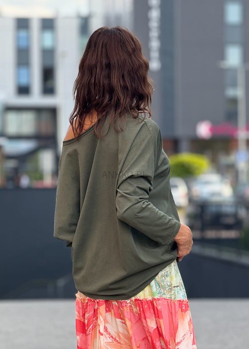 Bluzka damska khaki z dekoltem V i luźnym fasonem oversize. Miękka dzianina zapewnia komfort i swobodny, codzienny styl.