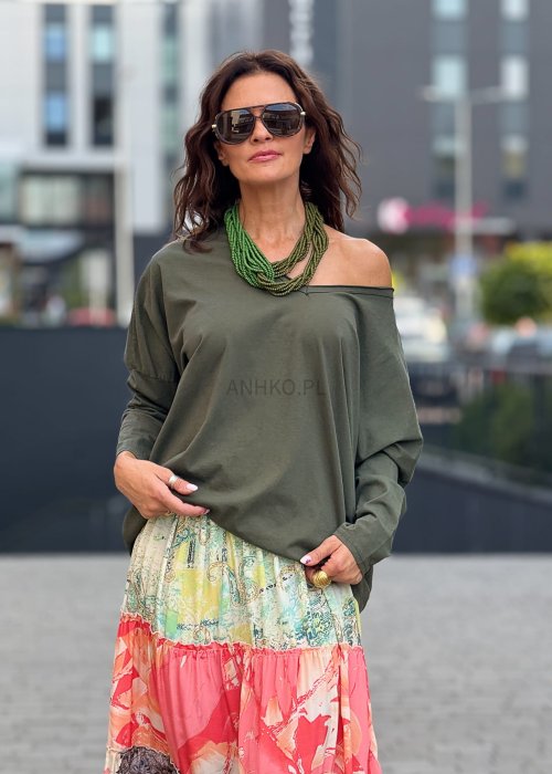 Bluzka damska khaki z dekoltem V i luźnym fasonem oversize. Miękka dzianina zapewnia komfort i swobodny, codzienny styl.