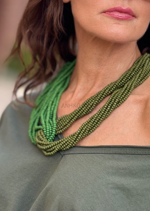 Wielorzędowy naszyjnik damski z zielonych koralików, biżuteria handmade w stylu boho, efektowny dodatek