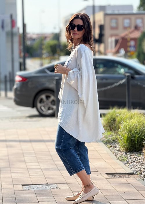 Biała bluzka oversize z szerokim rękawem, nadrukiem kwiatowym i błyszczącymi aplikacjami, lekka tkanina w stylu casual