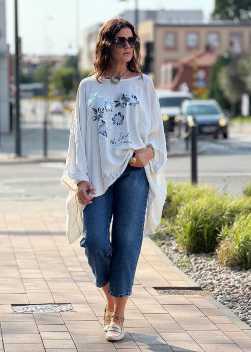Biała bluzka oversize z szerokim rękawem, nadrukiem kwiatowym i błyszczącymi aplikacjami, lekka tkanina w stylu casual