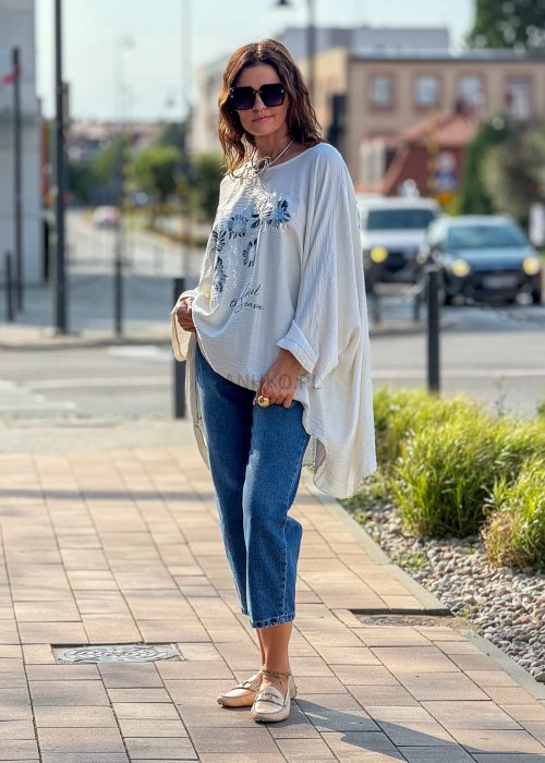 Biała bluzka oversize z szerokim rękawem, nadrukiem kwiatowym i błyszczącymi aplikacjami, lekka tkanina w stylu casual
