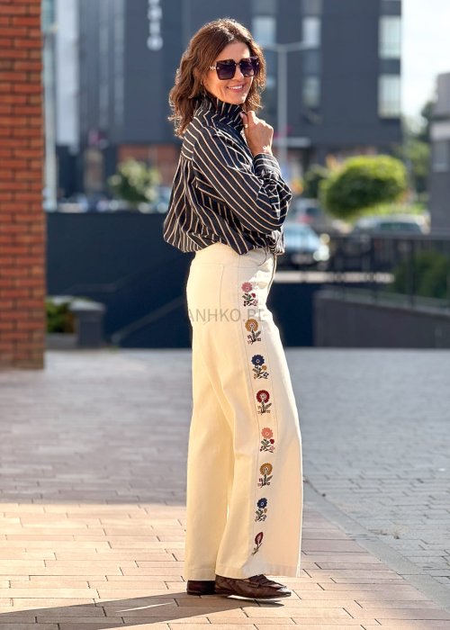 Grubsze bawełniane Spodnie damskie Folk Spirit Trousers z kwiatowym haftem, proste lekko rozszerzane z wysokim stanem