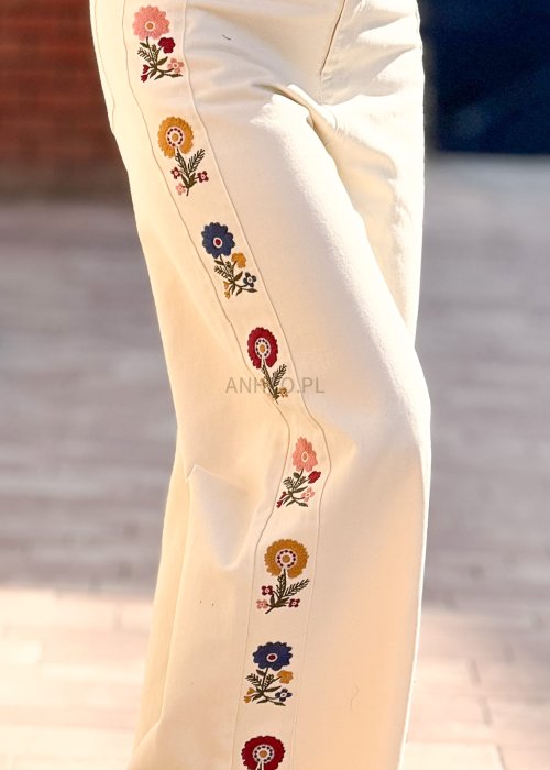 Grubsze bawełniane Spodnie damskie Folk Spirit Trousers z kwiatowym haftem, proste lekko rozszerzane z wysokim stanem