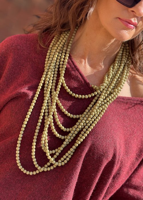 Wielorzędowy naszyjnik damski z beżowych koralików, długi i efektowny, biżuteria handmade w stylu boho