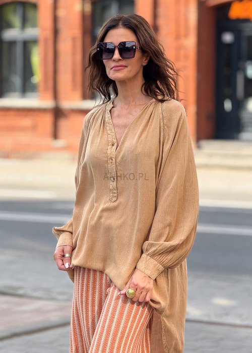 Długa beżowa tunika damska z dekoltem w serek i guzikami, zwiewna, elegancka i wygodna
