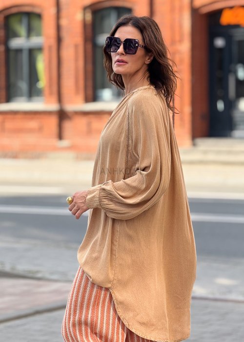 Długa beżowa tunika damska z dekoltem w serek i guzikami, zwiewna, elegancka i wygodna