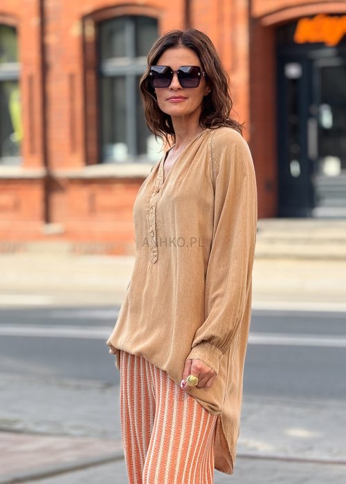 Długa beżowa tunika damska z dekoltem w serek i guzikami, zwiewna, elegancka i wygodna