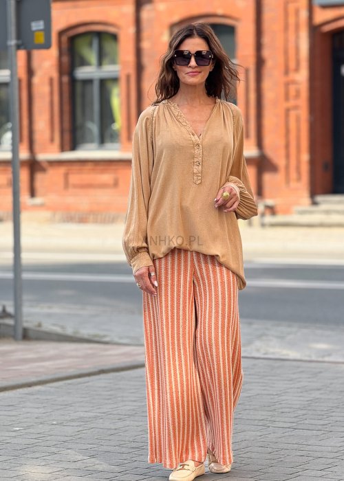 Długa beżowa tunika damska z dekoltem w serek i guzikami, zwiewna, elegancka i wygodna