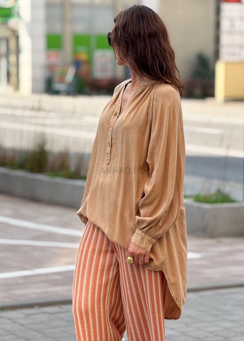 Długa beżowa tunika damska z dekoltem w serek i guzikami, zwiewna, elegancka i wygodna