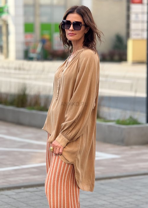 Długa beżowa tunika damska z dekoltem w serek i guzikami, zwiewna, elegancka i wygodna