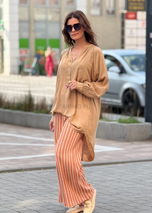 Długa beżowa tunika damska z dekoltem w serek i guzikami, zwiewna, elegancka i wygodna