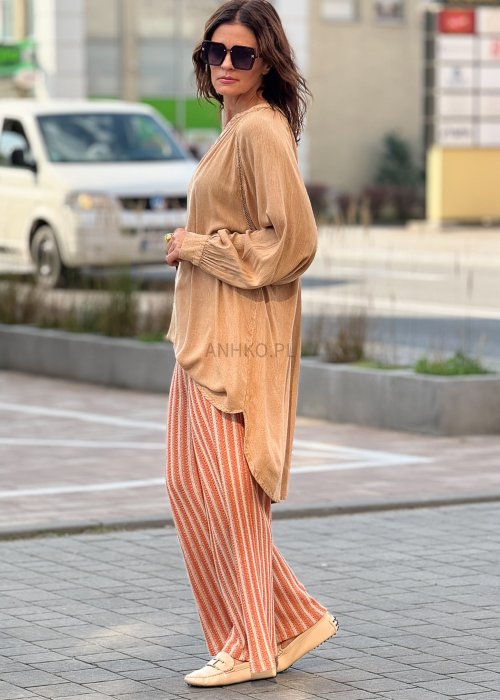 Długa beżowa tunika damska z dekoltem w serek i guzikami, zwiewna, elegancka i wygodna