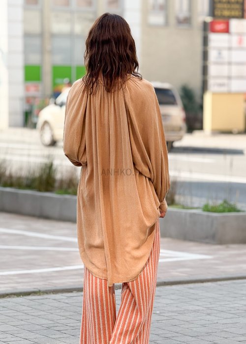 Długa beżowa tunika damska z dekoltem w serek i guzikami, zwiewna, elegancka i wygodna